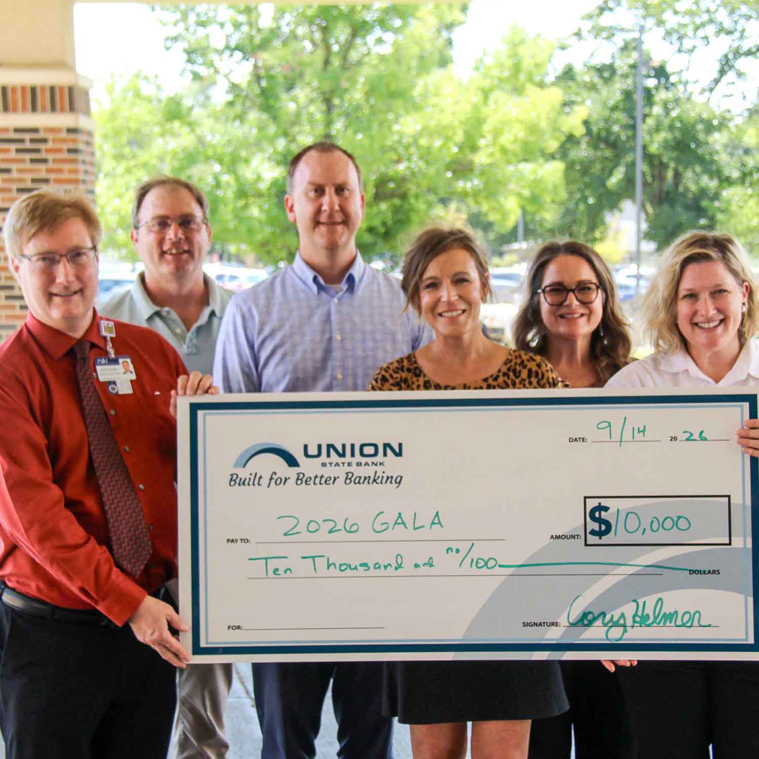 Union State Bank presents a $10,000 check for the renewal of its annual sponsorship benefiting William Newton Healthcare Foundation.